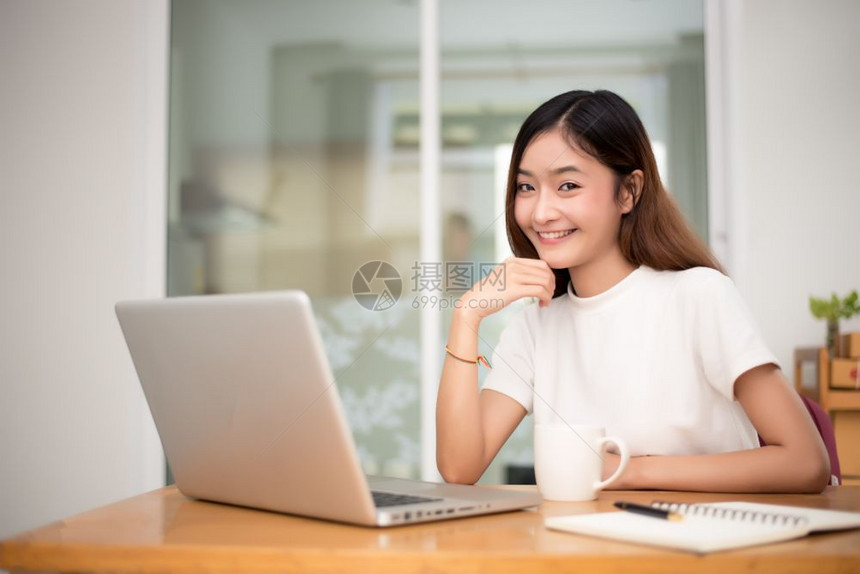 随意的白色肖像在家用笔记本电脑在网上从事商业在线购物务和放松假日概念的女商家工作妇并使用笔记本电脑浏览互联网图片