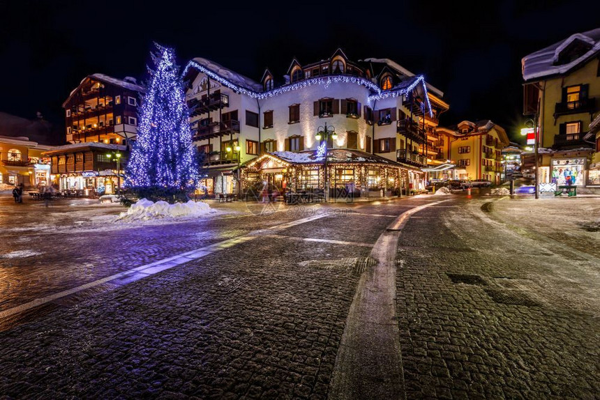 镇晚夜意大利阿尔卑斯山麦当娜坎皮利奥中央广场意大利阿尔卑斯山黄昏城市的图片