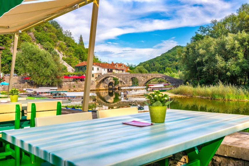 黑山老的Crnojevica河边的当地咖啡厅桌在老桥和旧船上看风景Crnojevica河边的黑山餐桌欧罗巴图片