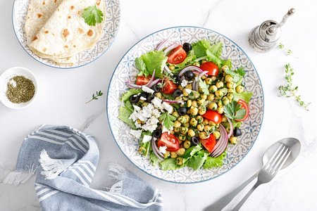 番茄食物叶子地中海希腊沙拉和芝皮配有新鲜蔬菜和乳酪图片
