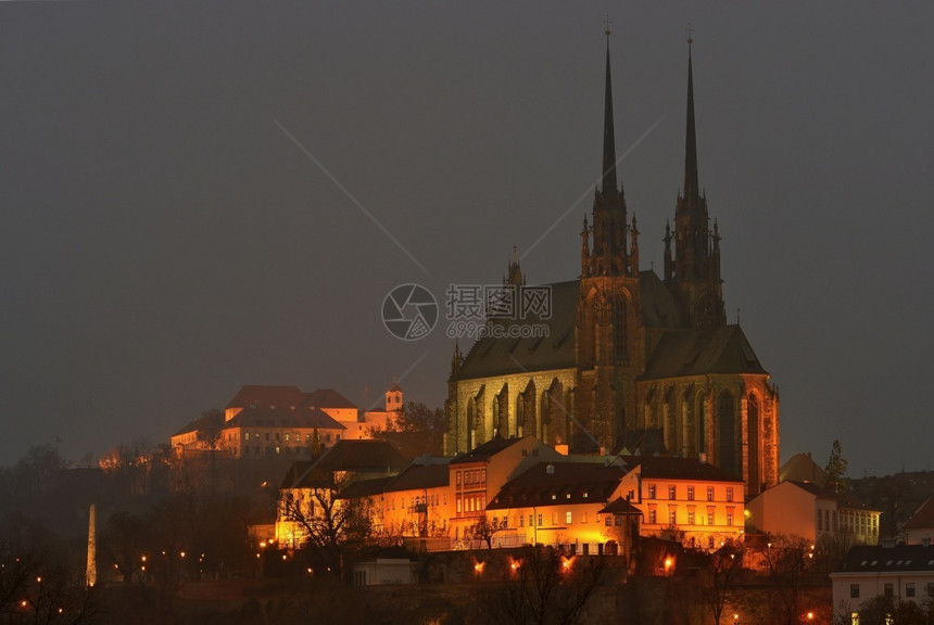 景观塔中央夜间摄影Petrov布尔诺市的圣彼得斯和保罗教堂城市古老建筑中欧图片