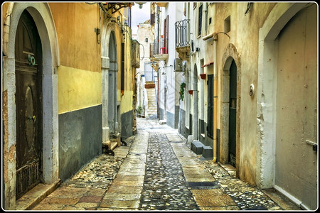 Puglia的老意大利城镇狭小的迷人街道地标户外图片