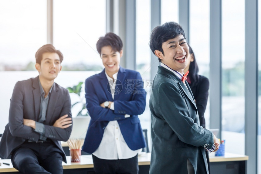 成人生意房间功的公司执行年轻的亚洲商人与快乐的工人合作办公室会议里有不同别的亚洲商人图片