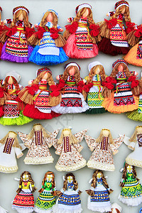 纺织品红色的礼物市场上布娃乌克兰民族纪念品市场上的布娃琳琅满目的手工布娃背景图片