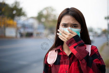 戴口罩防护的女性背景图片