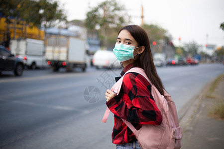 户外戴口罩防护的女性图片