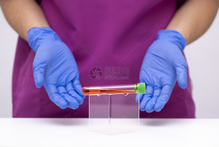 新的科学医院持有新迅速传播的科罗纳血检结果阳测的医生图片