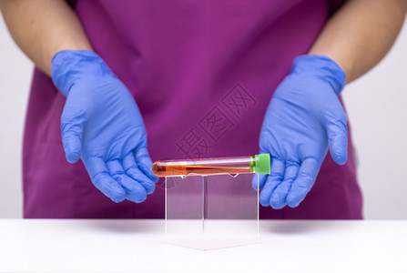 新的科学医院持有新迅速传播的科罗纳血检结果阳测的医生图片