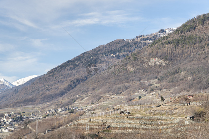 欧洲位于葡萄酒产区瓦尔泰利纳Valtellina地区中心的意大利小镇Sondrio周围的葡萄园意大利小镇周围的葡萄园天线全景图片