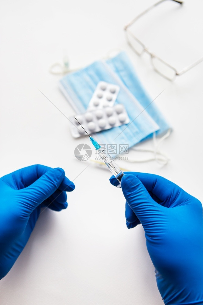 戴蓝色手套的医生准备接种冠状covid19疫苗接种Doctorrsquos工作台宫颈蓝色的图片