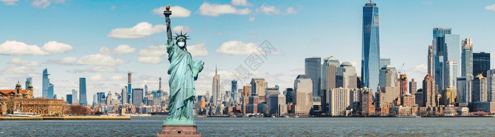 在纽约市世界著名的国际自由女神像戴外科面具当时Covid19在纽约克市风景河流全统一状态冠流行建筑和上出现爆炸带有旅游概念背景