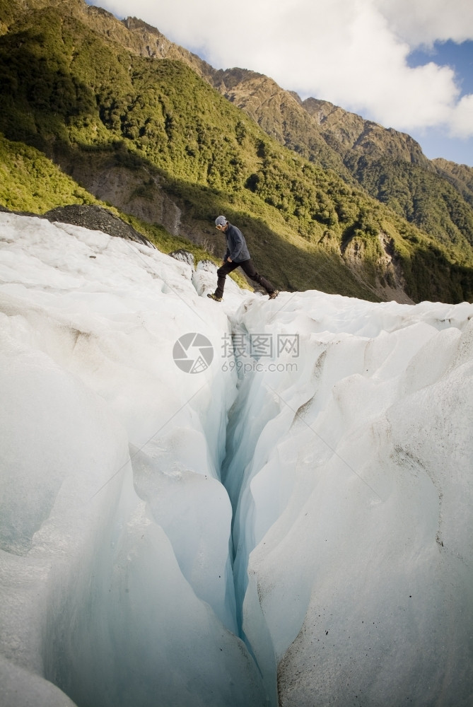 跋涉背包旅行人类在冰川上穿过深的裂缝环境图片