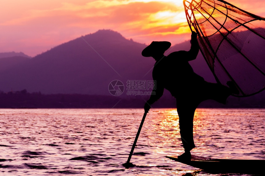 镶嵌轮廓日落时的渔夫剪影茵莱湖日落时的渔夫剪影缅甸农业图片