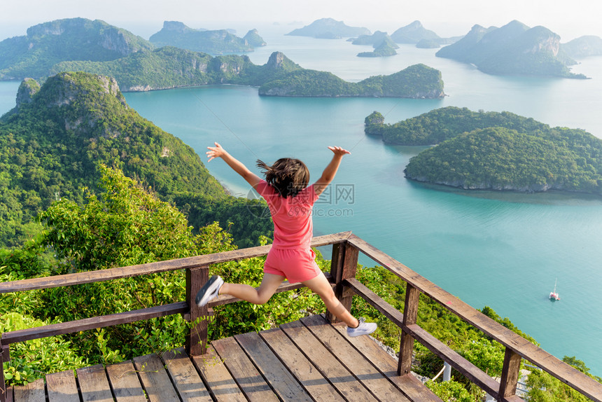 塔海洋的在泰苏拉特萨尼MuKoAngThong的KoWuaTaLap岛一见美丽的自然海景她欣喜地来到山顶高观光旅游者可以看到美丽图片