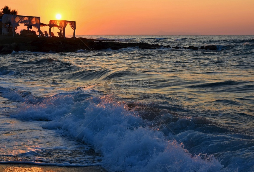 美丽的夏天日落在海滩上惊人的景色与海浪和太阳反射背景假期和度旅行的背景希腊克里特岛为了树晚上图片
