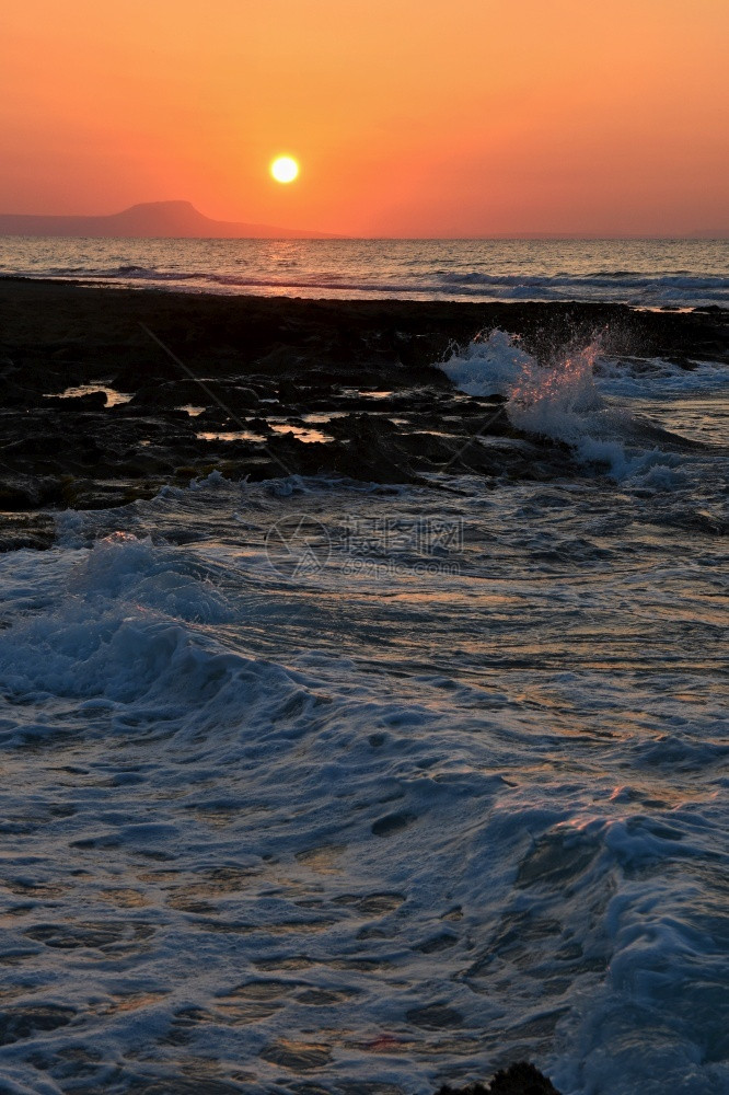 黎明晚上美丽的夏天日落在海滩上惊人的景色与海浪和太阳反射背景假期和度旅行的背景希腊克里特岛地平线图片