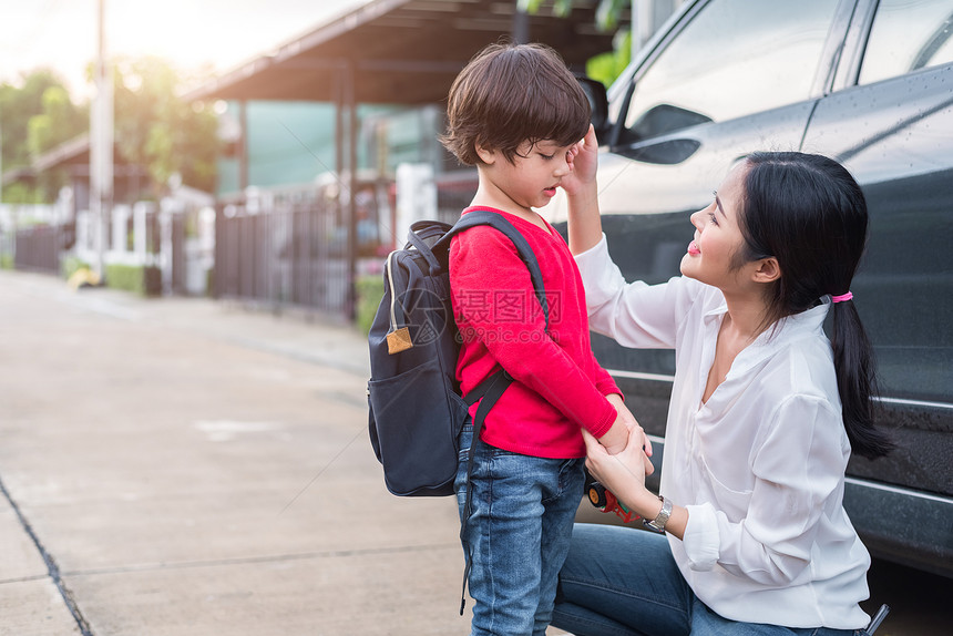 孩子们母亲准备送孩子回学校在早上教育中开车学回到校概念幸福家庭与爱人主题ihywhy城市爱的图片