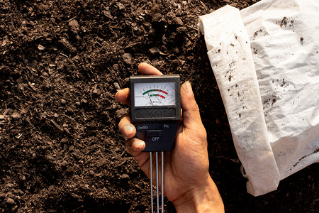 环境的土壤质量测表落在正检查土壤以植种的男子手中一生活高清图片素材