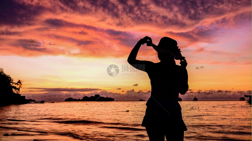 在泰国PhangNga省MuKohSimilan公园Miang岛的Miang日出时在海滩上穿泳衣和美丽的彩色天空中Silhoue图片