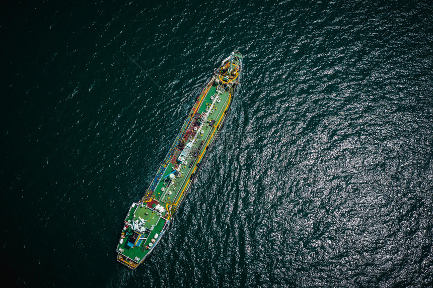 泰国天线夜间从无人驾驶飞机摄像头空中查看油轮和石化工业船运轮和石化工在港通过海洋国际上出口全球的图片