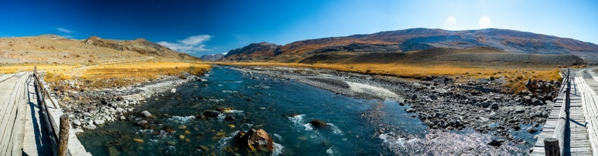 支撑全景是阿尔泰一条流经阿尔泰山脉和该地区自然的山河流全景是阿尔泰一条流动在阿尔泰山脉和该地区自然之间的山河流草天图片