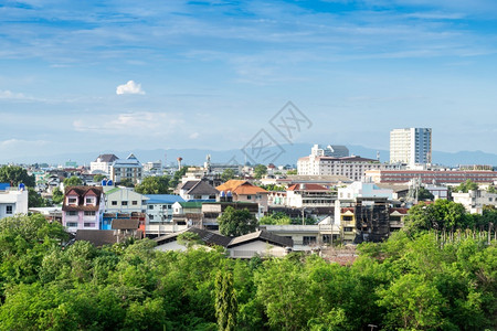泰国清迈山地背景的摩天大楼日间泰国清迈市际城和摩天大厦兰纳美丽的户外图片