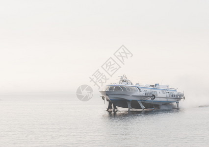 舰队俄罗斯圣彼得堡2018年9月5日漂浮在水底河中的氢氟油天舱背景图片