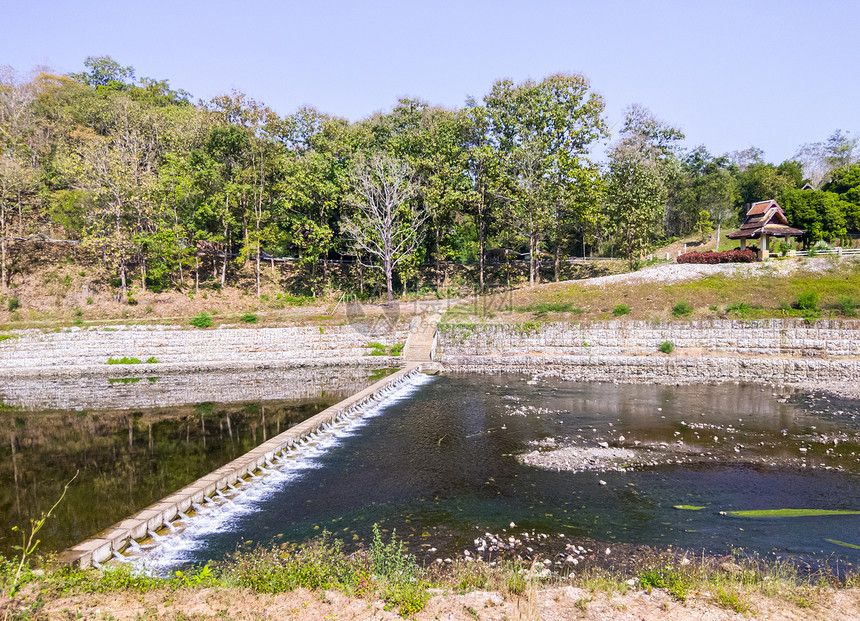 风景向泰国耕地区分布的大型水坝流后小型灌溉大坝供水量减慢已分发给泰国的种植区水库资源图片
