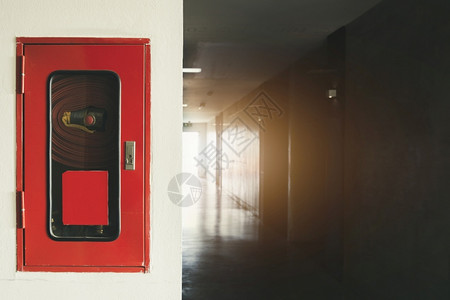 背管子消防员联系消火栓导管旅馆的灭火器和消防水管接线墙泥上的防火设备设计图片
