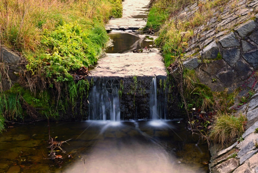 瀑布下沉夏天乡清干净的美丽小溪有水池和自来图片
