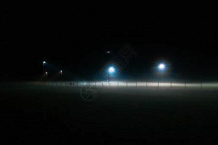 夜晚足球场的灯光图片