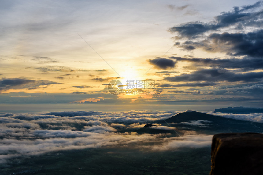 旅行天气美丽的自然景观太阳在海雾之上笼罩着山峰和明亮的天空在冬季日出时遮盖着高山和晴空从泰国卢埃省普鲁伊亚公园PhuRueaNa图片