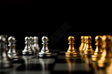 金和银象棋当场邀请面对背景中还有国际象棋竞争领导力和商业愿景的概念以赢得商业游戏的家之道掌声一种挑战市场背景图片