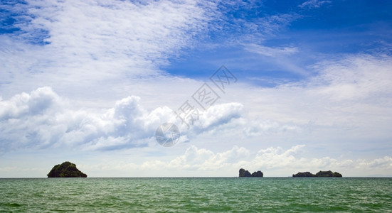 山海岸线对洋云和岛屿的热带展望木头图片
