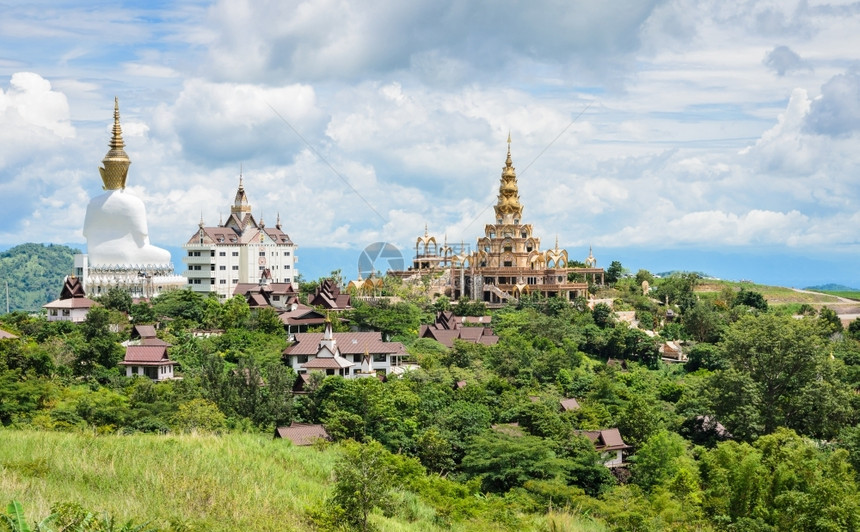 建筑学泰国Petchabun山上WatPhaSornKaew的美丽全景佛图片