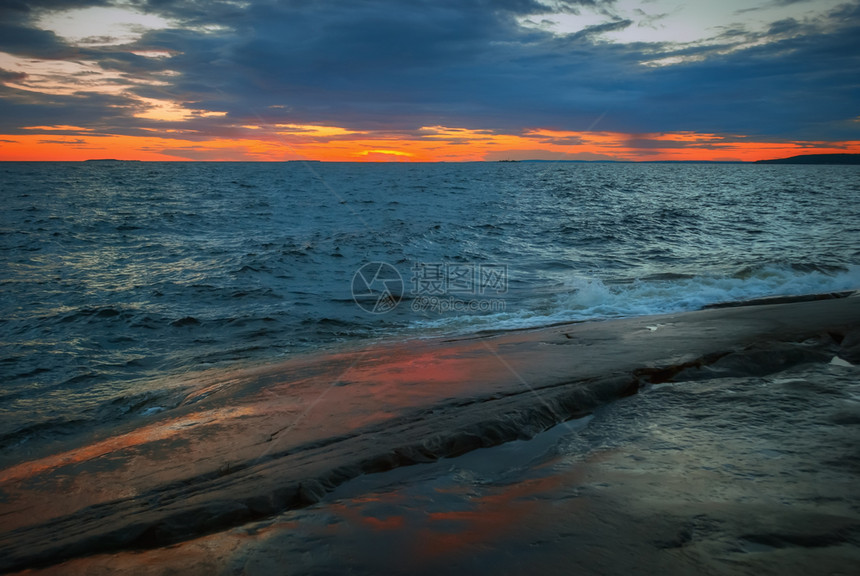 在暴风湖上飞扬的天空中橙色日落在晴空中岩石海岸是俄罗斯卡列利亚奥涅加湖重点筛选暮图片