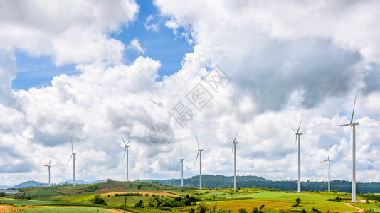 landscape自然工业的变暖山丘和蓝天空的风车场白云是泰国Phetchabun省KhaoKhho的背景169个宽屏幕Landscape风车场背景