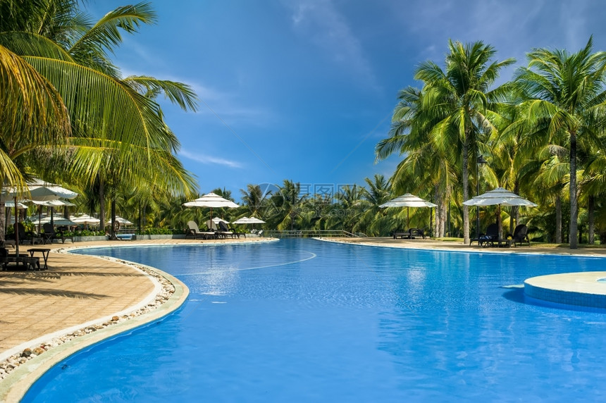 在越南旅行目的地MuiNe的惊人热带奢华豪酒店游泳池假期植物异国情调图片