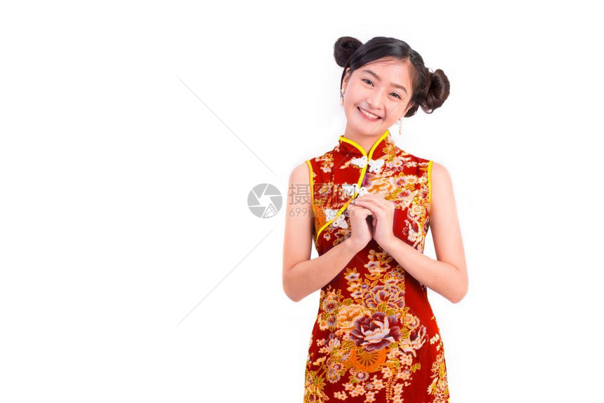齐在新一年的节庆活动中年轻亚洲美容女子穿着青香和祝福或贺礼手势关于孤立白背景假日与生活方式概念穿Qipao服装富有的购物图片