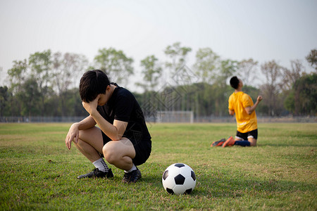 足球员带球跑松弛速度冲刺足球赛后两名员在体育和娱乐比赛中获胜和败选的时刻背景