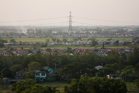 天空晚上住在农村到城市里住电线网晚间在城市里过夜黄昏乡村的图片