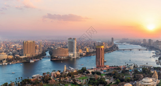 地标假期埃及开罗市中心尼河上的日落埃及开罗市中心尼河上的日落酒店摩天大楼高清图片素材