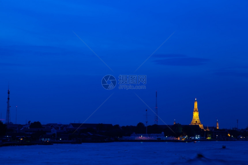 户外曼谷河夜幕中的塔寺在黑暗附近的大气中天空是黑暗的塔也点燃了图片