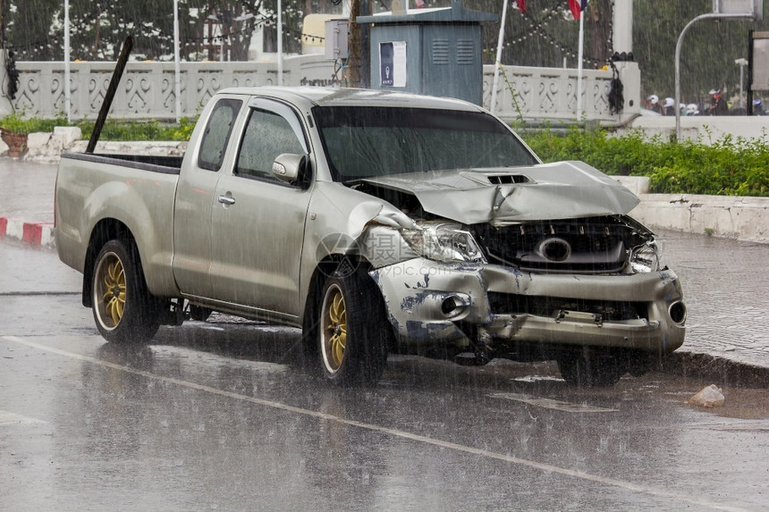 车轮保险在一次事故中被损坏的汽车痕迹雨水滑路保险杠图片