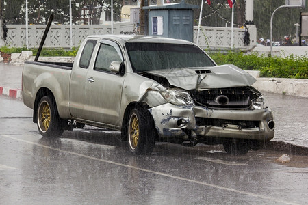 车轮保险在一次事故中被损坏的汽车痕迹雨水滑路保险杠图片
