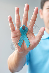 糖尿病人1月前列州癌症意识月穿蓝衬衫手握丝带的男子支持人们生活和疾病保健护理国际男子父亲和世界癌症日概念国际男子父亲和世界癌症日背景图片