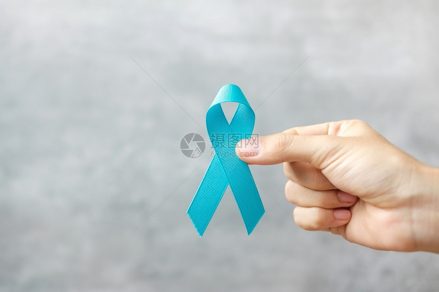 1月前列腺癌宣传男子手持光蓝丝带支人们生活和疾病医疗保健国际男父亲世界癌症日和糖尿病概念关心活动治愈图片