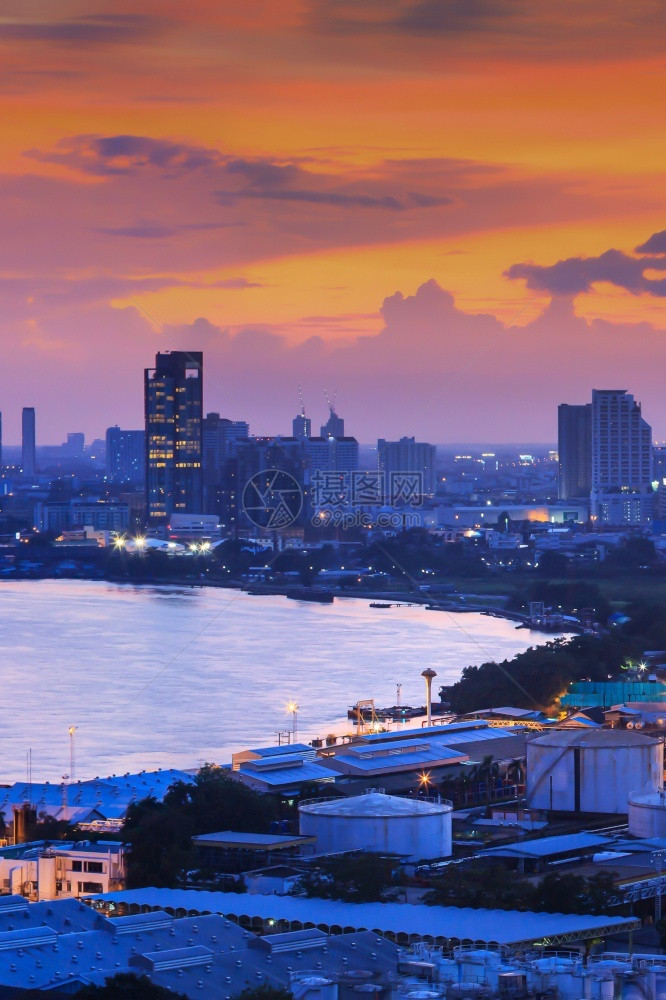 地标港口曼谷天线和朝浦拉雅河两边黄昏的空中景象商业区和泰国港灯光照亮披耶图片