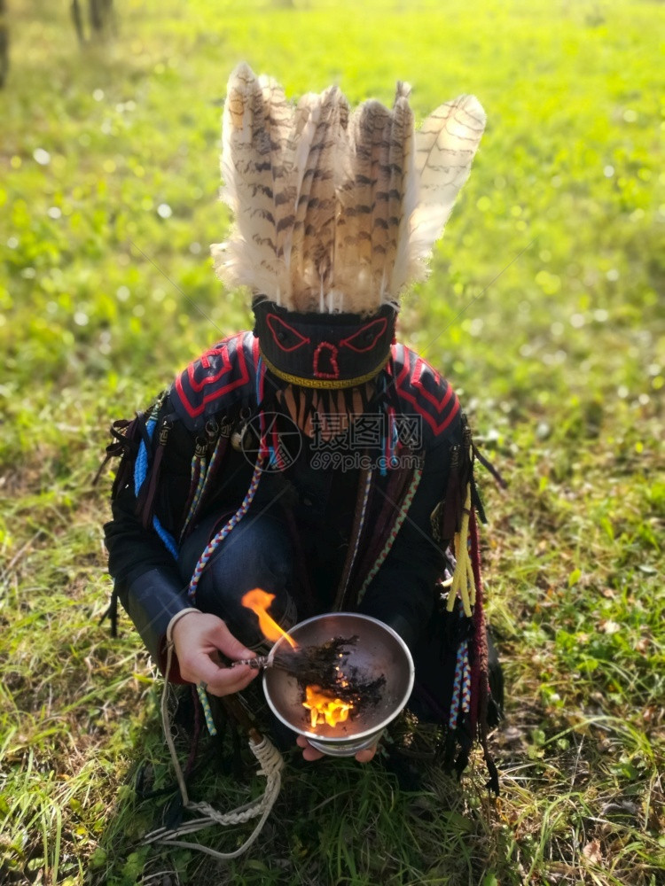 人们用烧草进行仪式用烧草进行仪式蒙古民俗学图片