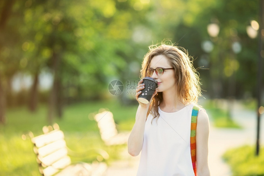 女士午餐美丽的城市孩肖像手拿着纸杯快乐笑的女人在市公园走着时装金发美女戴着眼镜的美丽金发女孩图片